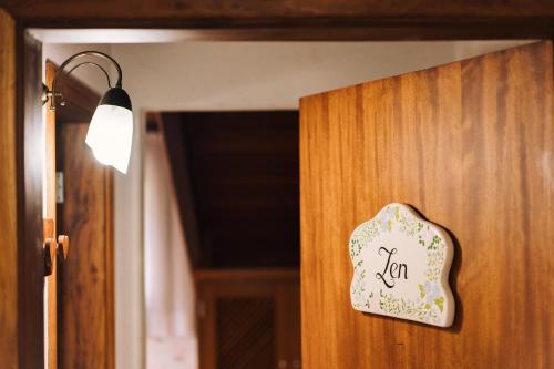 een bord op de deur van een kamer bij Carícia do Vento Pousada Boutique in Monte Verde