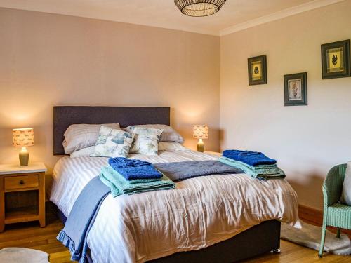 una camera da letto con un letto con asciugamani blu di Low Moat a Canonbie