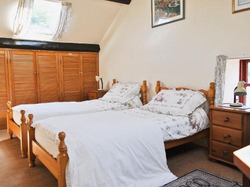 a bedroom with two twin beds and a window at Felicity Cottage in Staithes