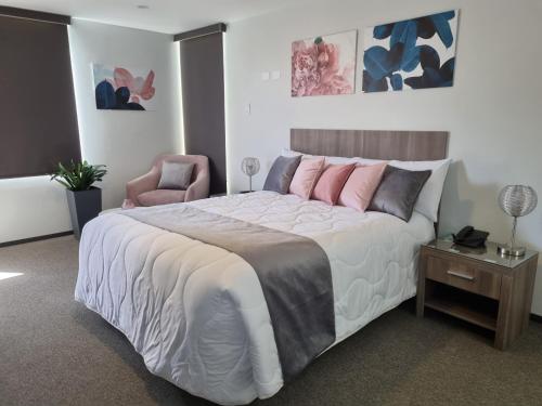 1 dormitorio con 1 cama grande y 1 silla en Hotel La Gruta, en Arequipa