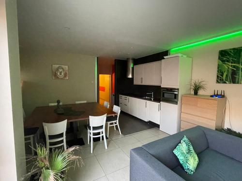 Vlaamse Ardennen Vakantiehuis Casa Caliente met wellnessにあるキッチンまたは簡易キッチン