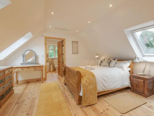 Un dormitorio con una cama grande y una ventana en The Grooms Quarters - Uk39053, en East Barkwith
