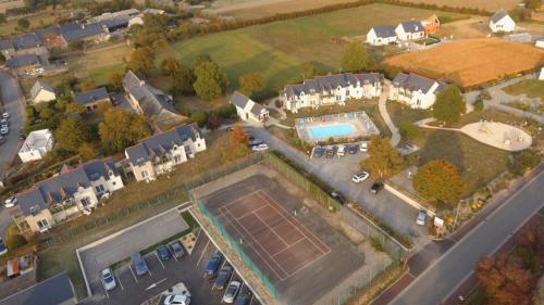 uma vista aérea de uma mansão com um campo de ténis em Apparthôtel Mont Saint Michel - Résidence Fleurdumont em Beauvoir