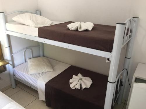 two bunk beds in a small room with at Hotel Lindoia Rural in Lindóia