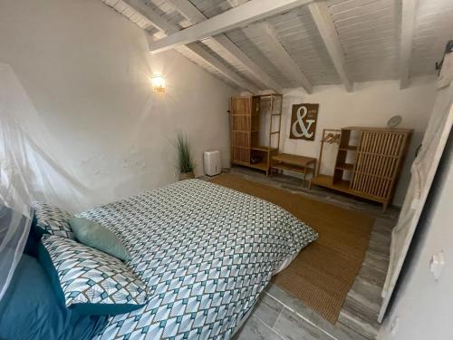 een slaapkamer met een bed in een kamer bij Casa da Estrelinha in Carrapateira