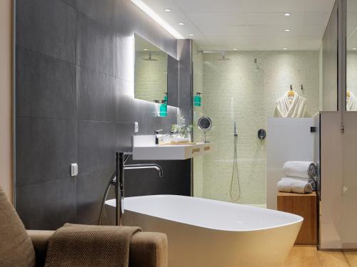 y baño con bañera, lavamanos y ducha. en Hotel Saratoga en Palma de Mallorca