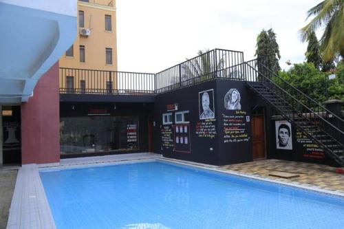ein Gebäude mit einem Pool vor einem Gebäude in der Unterkunft 2 B/room Nyali City Mall W/Pool in Mombasa