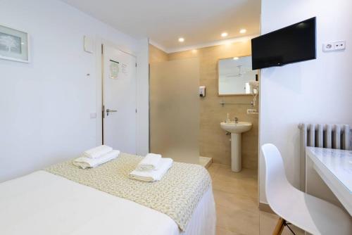 Habitación de hotel con cama y lavabo en Hostal Bonany en Palma de Mallorca