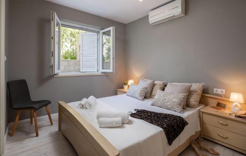 - une chambre avec un grand lit et une fenêtre dans l'établissement Amazing Home In Korcula With Kitchen, à Korčula