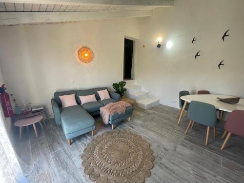 sala de estar con sofá y mesa en Casa da Estrelinha, en Carrapateira