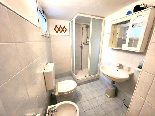 een kleine badkamer met een toilet en een wastafel bij Casa Faggiona in Pignone