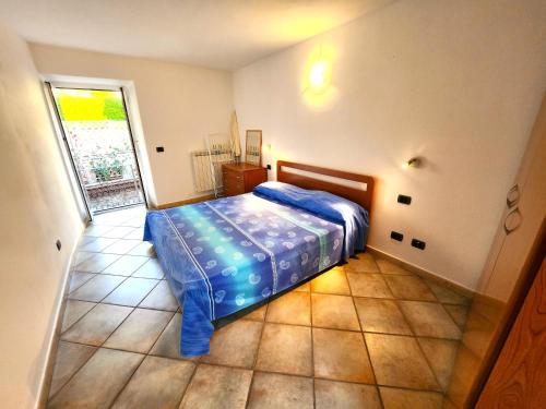 een slaapkamer met een bed in de hoek van een kamer bij Casa Faggiona in Pignone