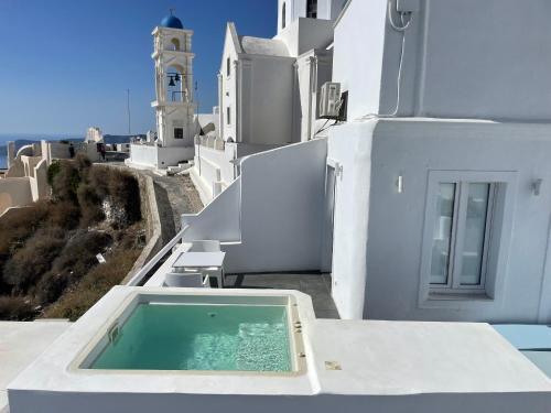 Piscina de la sau aproape de Alexander Villas