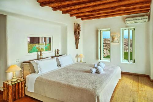 1 dormitorio con 1 cama grande y 2 ositos de peluche en Zinas Villas, en Fanari