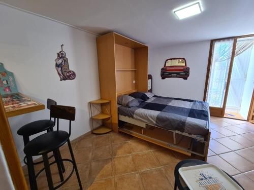 sypialnia z łóżkiem i stołkami w obiekcie Studio Vintage w mieście Carnoules