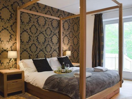1 dormitorio con cama con dosel y ventana en Anemone, en Kenmore