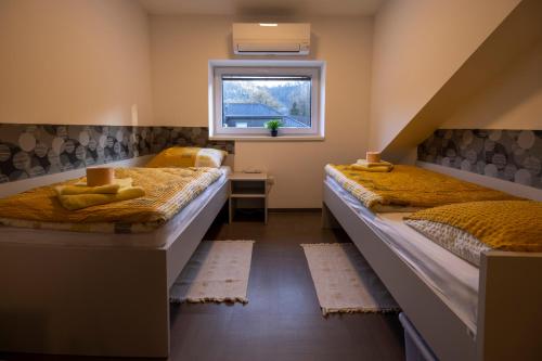 Łóżko lub łóżka w pokoju w obiekcie Hostel Limaks Celje