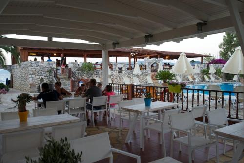 Gallery image of Happy Camp Mobile Homes in Camping Karavomilos Beach in Sami