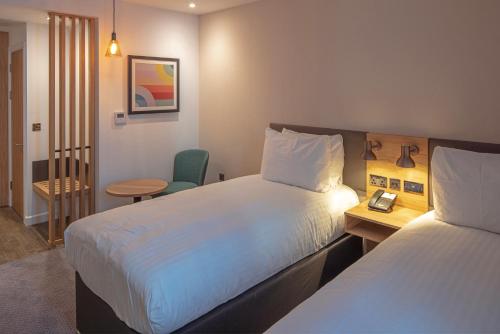 um quarto de hotel com duas camas e uma mesa em Holiday Inn Sunderland - City Centre, an IHG Hotel em Sunderland