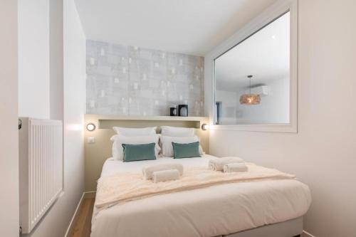 - une chambre blanche avec un grand lit et 2 oreillers dans l'établissement Sweett - Pont Neuf, à Paris