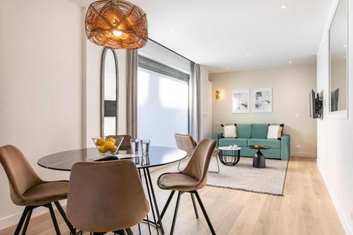 ein Esszimmer und ein Wohnzimmer mit einem Tisch und Stühlen in der Unterkunft Sweet Inn - Pont Neuf in Paris