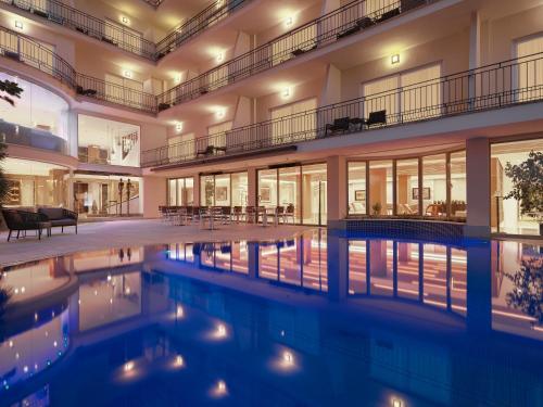 einen Blick nach außen auf ein Gebäude mit einem Pool in der Unterkunft Hotel Saratoga in Palma de Mallorca