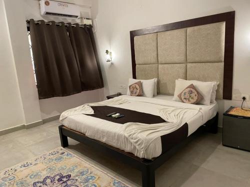 una camera con un grande letto di Baga Beach Exotica a Baga