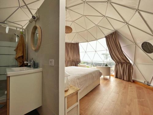 a bedroom with a ceiling with a spiderweb at Domo Volcano Suite Experience in Arafo