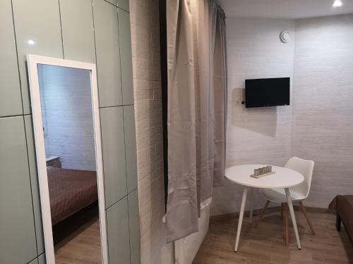 une petite salle de bains avec une petite table et une télévision dans l'établissement Freedom apartment on Bazarna str, à Lviv