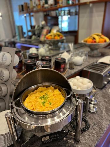 a pot of food on a counter in a kitchen at Apartment Hotel KRAL - BUSINESS HOTEL & SERVICED APARTMENTS in Erlangen