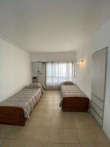 Habitación con 2 camas en una habitación con ventana en Alquilo monoambiente 4personas en Mar del Plata