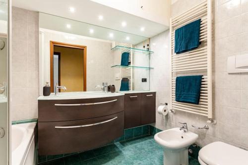 bagno con lavandino e servizi igienici di Forum Assago appartamento ad Assago