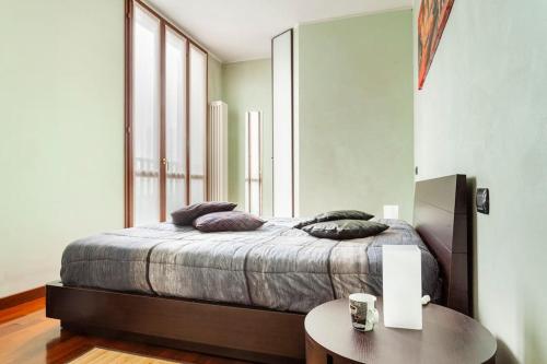 una camera con un grande letto e un tavolo di Forum Assago appartamento ad Assago