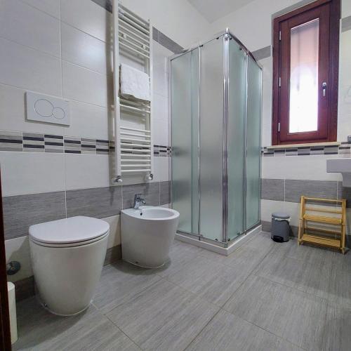 e bagno con servizi igienici, lavandino e doccia. di Monolocale in Via Flaminia - Alloggio Turistico a Roma