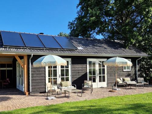 Wanneperveen的住宿－De WiedenWeide，屋顶上设有太阳能电池板的房子