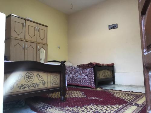 1 dormitorio con 2 camas en una habitación en Ahmed XCafe, en Minshāt Dahshūr