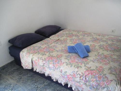 ein Bett mit blauem Kreuz darüber in der Unterkunft TOP view Apartment Budva in Budva