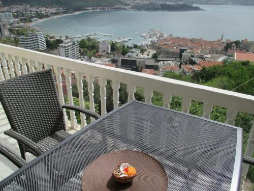 einen Tisch mit einem Teller Essen auf dem Balkon in der Unterkunft TOP view Apartment Budva in Budva