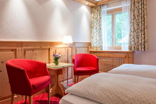 Postel nebo postele na pokoji v ubytování Hotel Chesa Randolina