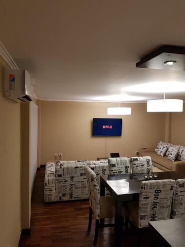 a conference room with a table and chairs and a tv at Departamento Caseros in Salta