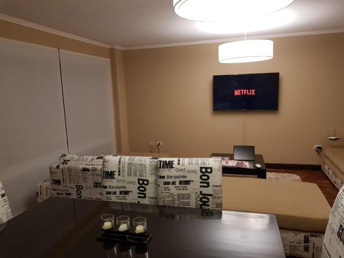 a living room with a box on a table at Departamento Caseros in Salta