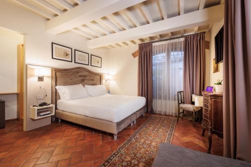 Postel nebo postele na pokoji v ubytování Hotel Embassy