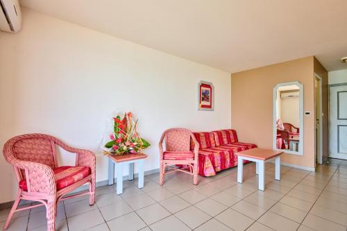 a room with two chairs and a couch and a table at Diamant Beach in Le Diamant