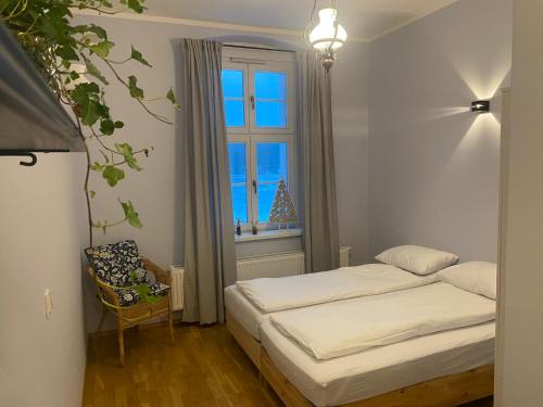 Leśniczówka Szeroki Bór في Szeroki Bór: غرفة نوم صغيرة بها سرير ونافذة