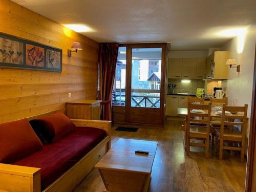 un salon avec un canapé et une table et une cuisine dans l'établissement Studio chaleureux à Brides les Bains - 4 pers, 28 m², balcon, parking, proche thermes - FR-1-512-252, à Brides-les-Bains