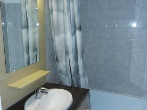 une salle de bain avec un lavabo, une douche et une baignoire dans l'établissement Studio chaleureux à Brides les Bains - 4 pers, 28 m², balcon, parking, proche thermes - FR-1-512-252, à Brides-les-Bains