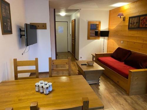 un salon avec un canapé et une table dans l'établissement Studio chaleureux à Brides les Bains - 4 pers, 28 m², balcon, parking, proche thermes - FR-1-512-252, à Brides-les-Bains