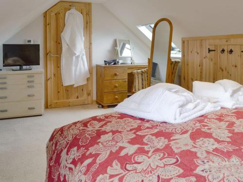 - une chambre avec un lit rouge et blanc et une commode dans l'établissement Lillys, à Boyton