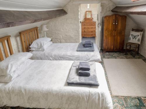 ein Schlafzimmer mit 2 Betten und Handtüchern darauf in der Unterkunft Nightingale Cottage - Ukc1570 in Crich