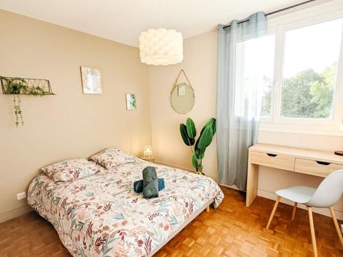 une chambre avec un lit avec un animal en peluche dessus dans l'établissement Cosy Mûre 4CH - Stationnement gratuit, à Pau